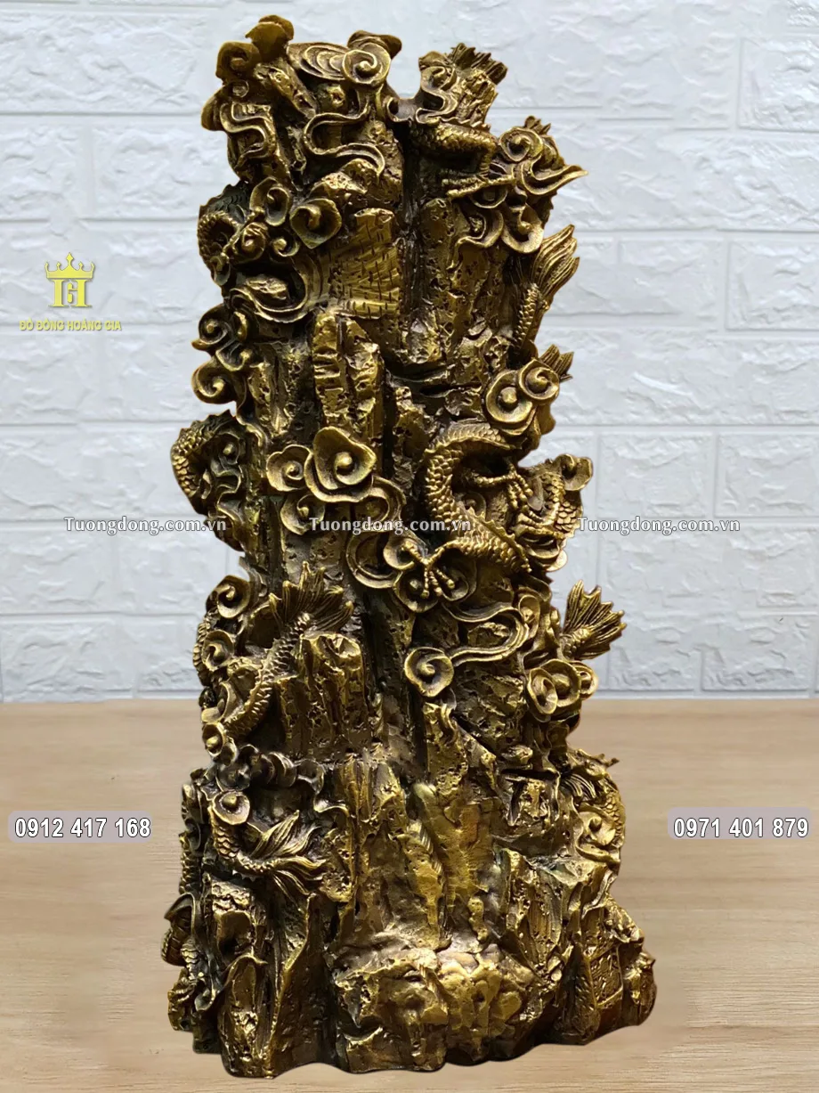 Hình ảnh phía sau của bức tượng đồng